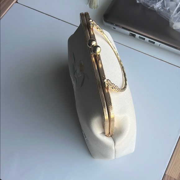 Elegant Floral Embroidered Handbag - Picture 2 of 4